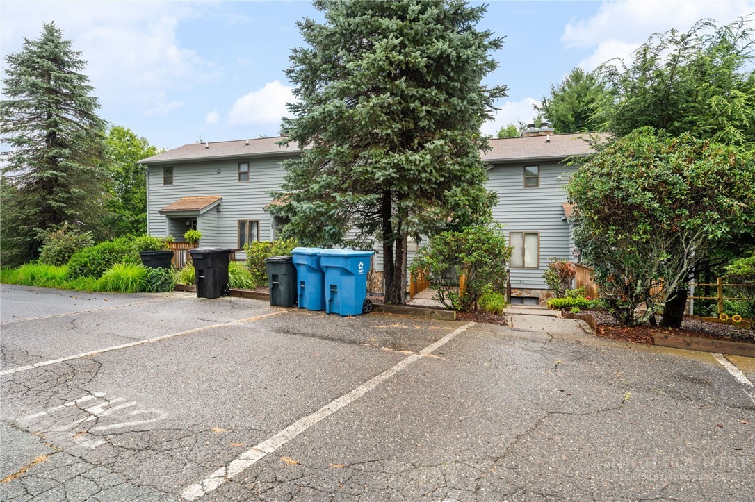 142 Village Drive 2b1 Property Photo 25