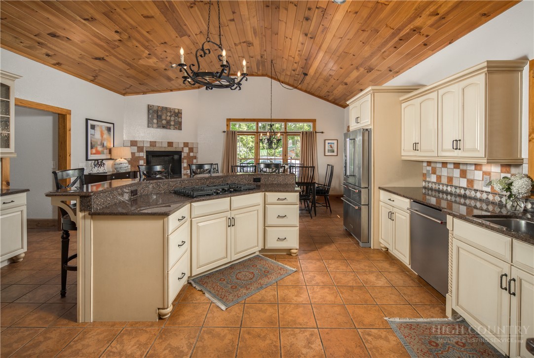305 Laurel Lane Property Photo 16