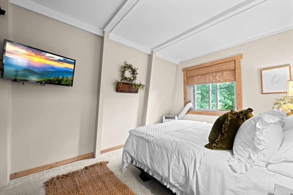 40 Hemlock Hills B Property Photo 13