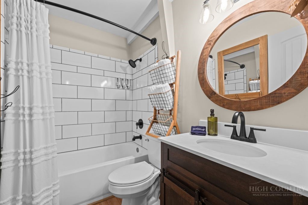 40 Hemlock Hills B Property Photo 14