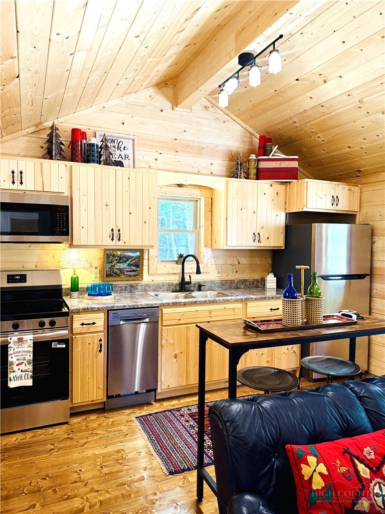387 Tree Top Circle Property Photo 4