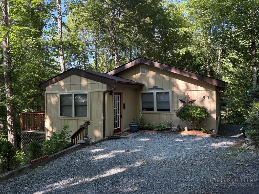 51 Pepperidge Lane Property Photo 1