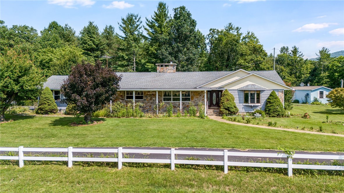 136 Summer Lane Property Photo 1