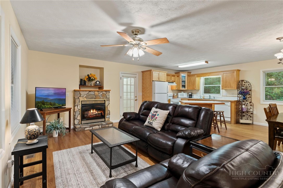 376 Deerfield Forest Parkway Property Photo 4