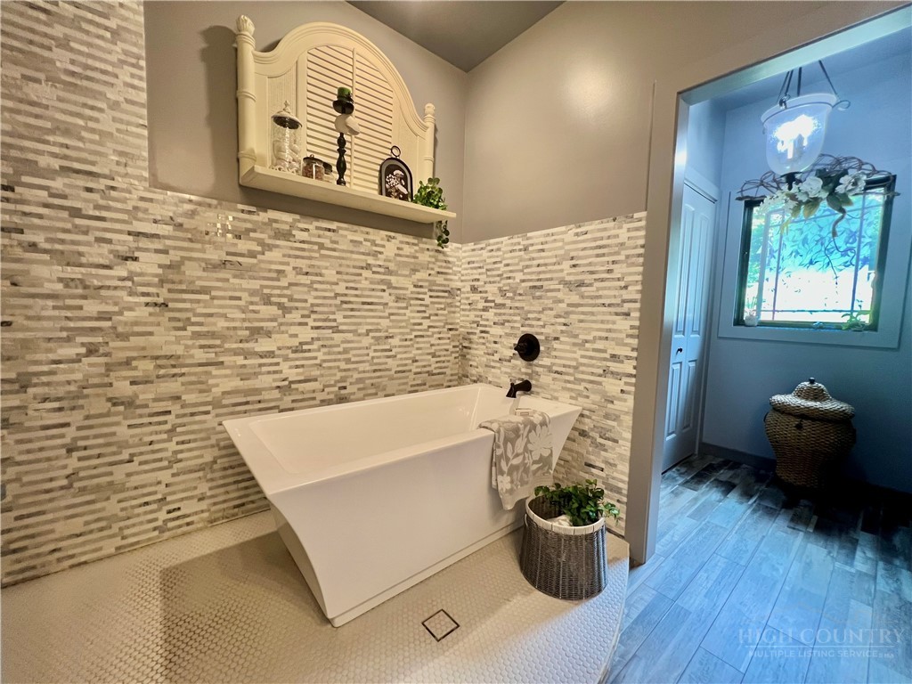 128 Hillside Lane Property Photo 11