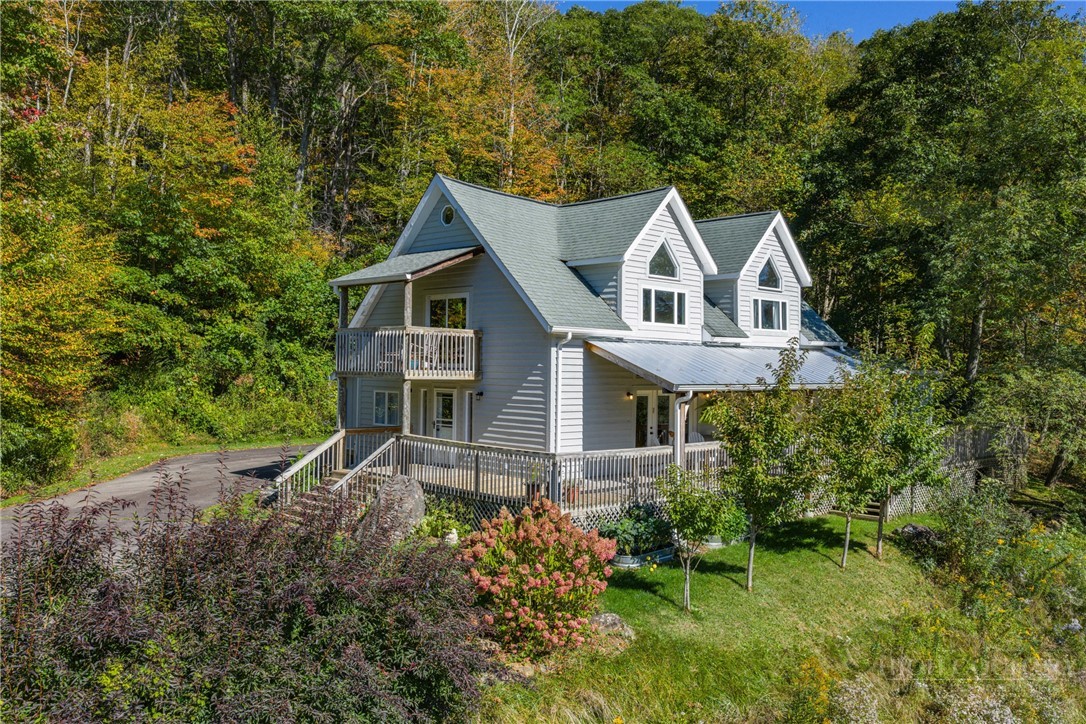 5722 Howards Creek Road Property Photo 1