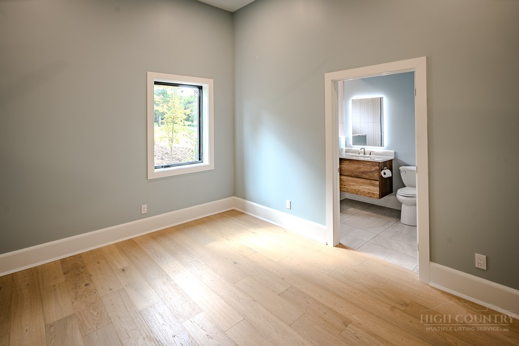 121 Charter Court Property Photo 44