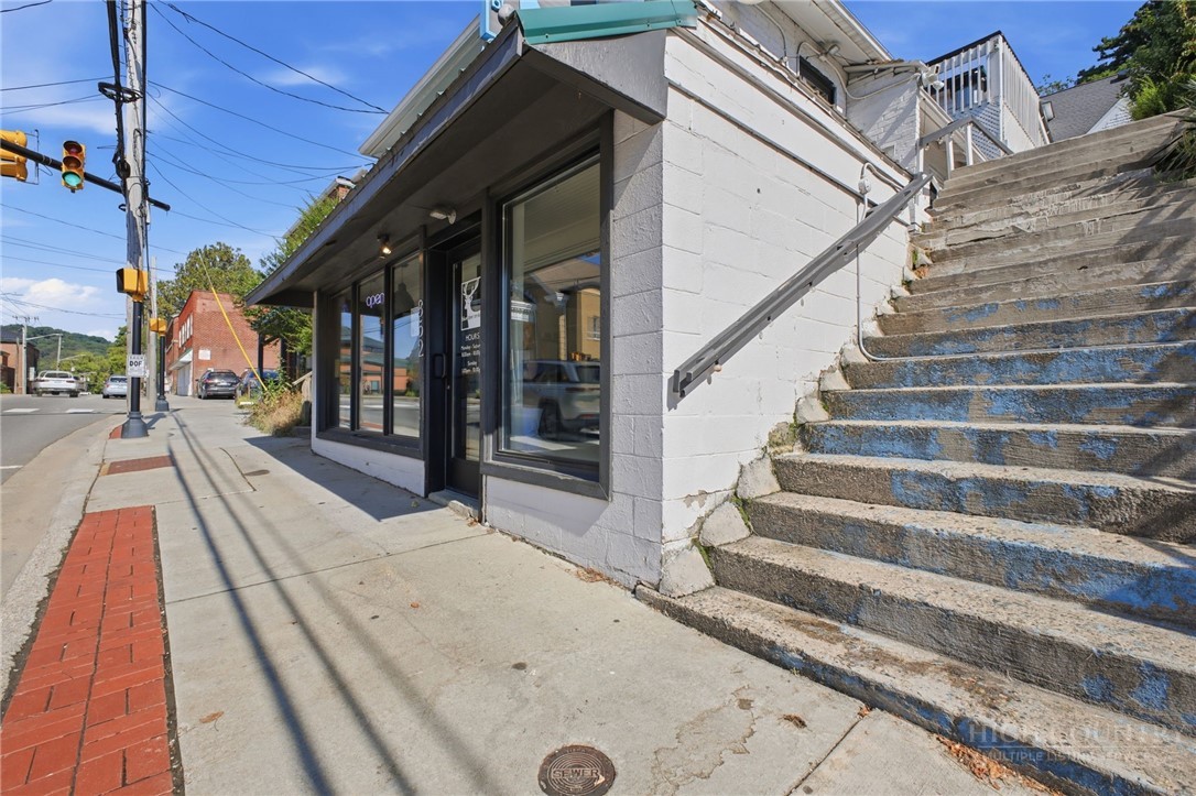 352 W King Street Property Photo 1