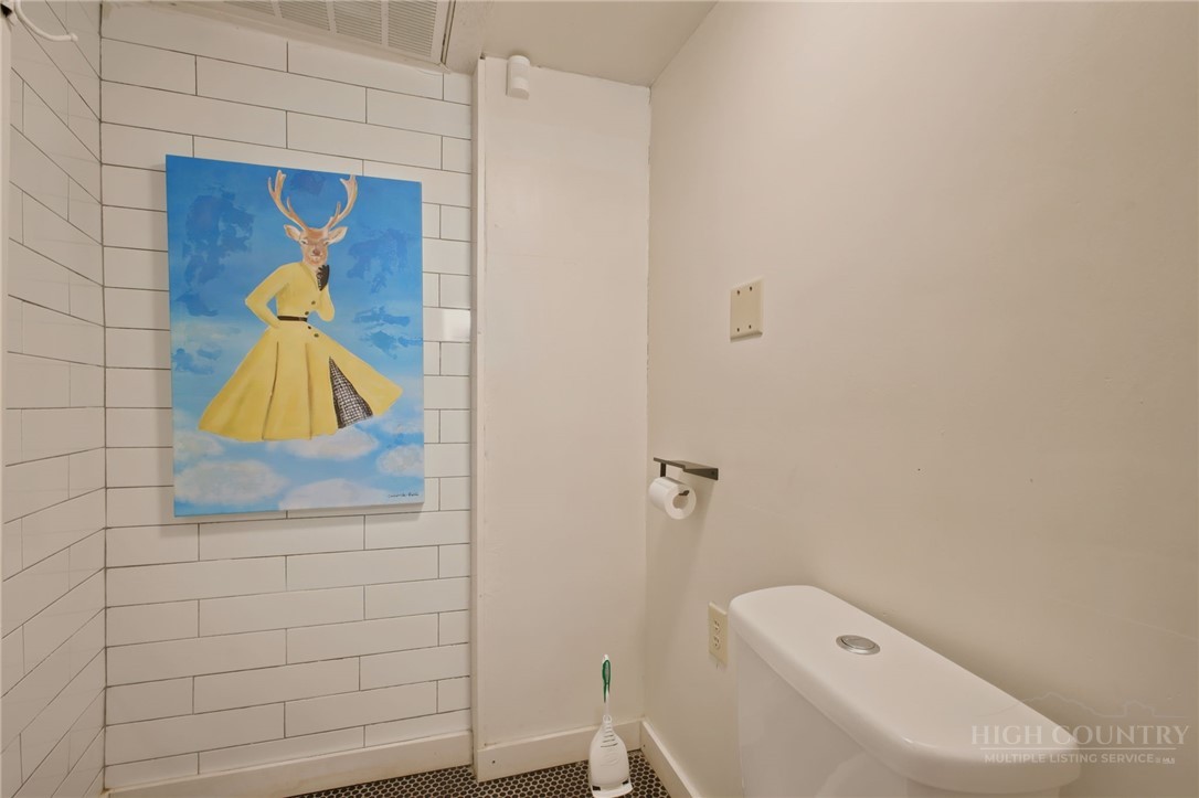 352 W King Street Property Photo 6