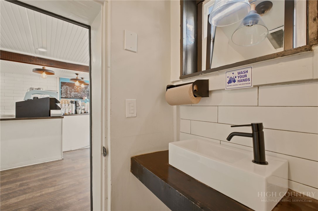352 W King Street Property Photo 7