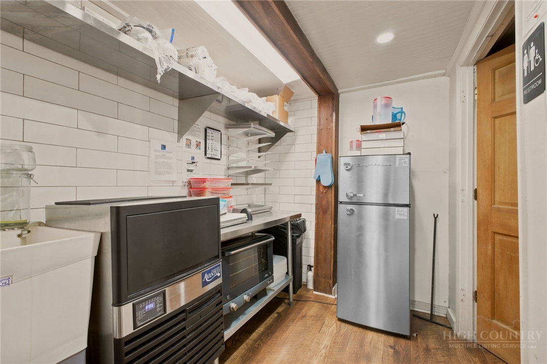 352 W King Street Property Photo 10