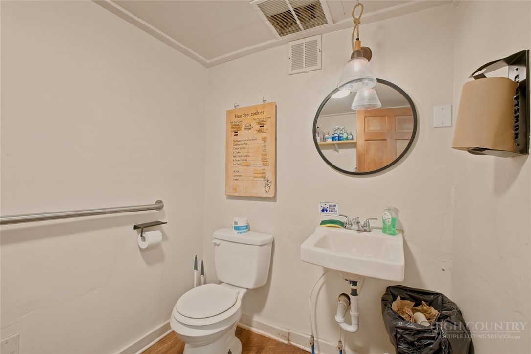 352 W King Street Property Photo 11