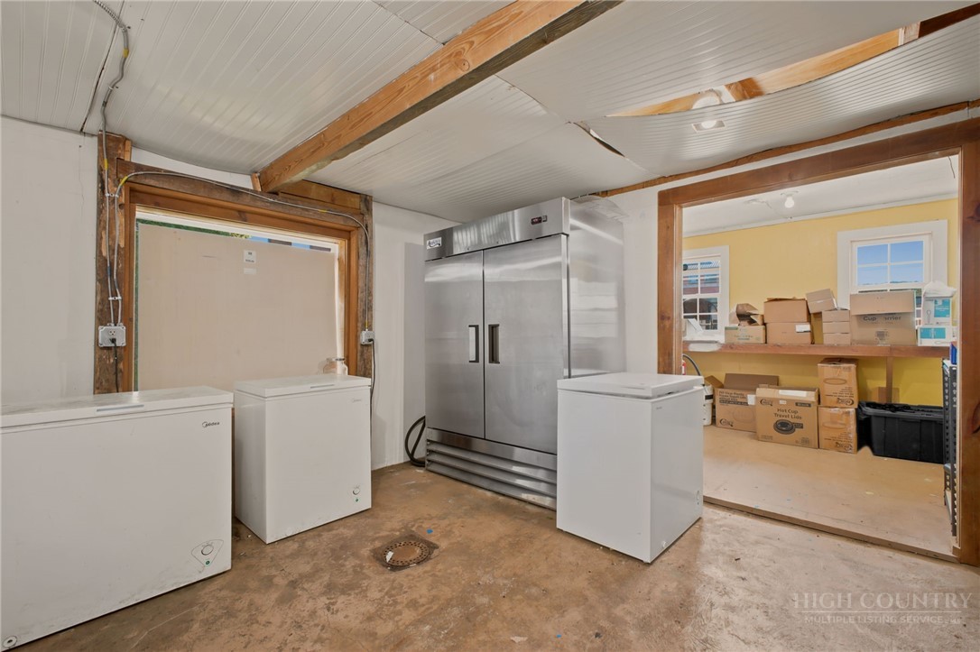 352 W King Street Property Photo 23