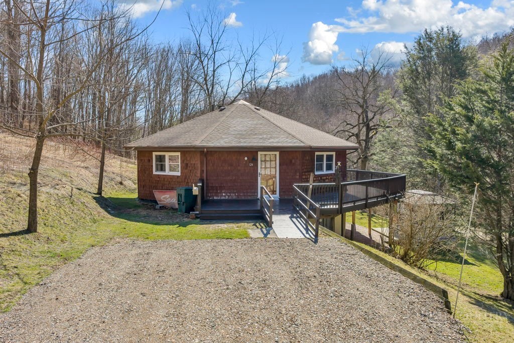 124 Bubbling Brook Property Photo 1