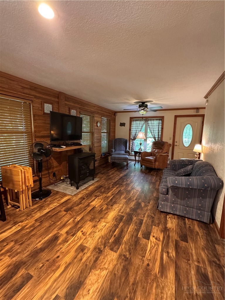 488 Hemlock Loop Property Photo 4