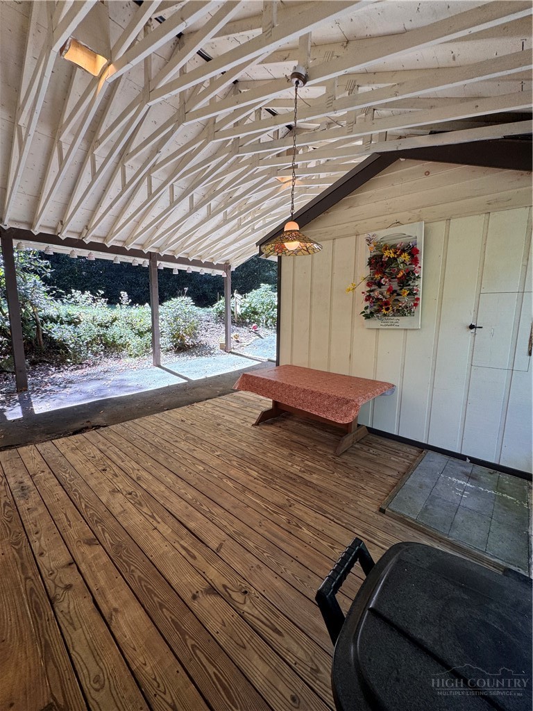 488 Hemlock Loop Property Photo 16
