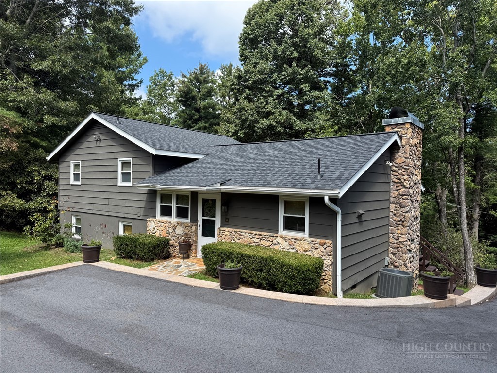 95 Pine Tree Drive Property Photo 3