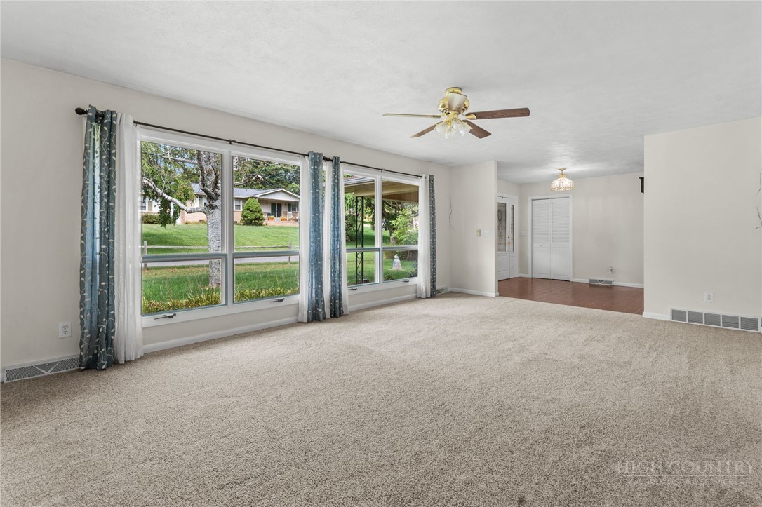 304 Evergreen. Lane Property Photo 7