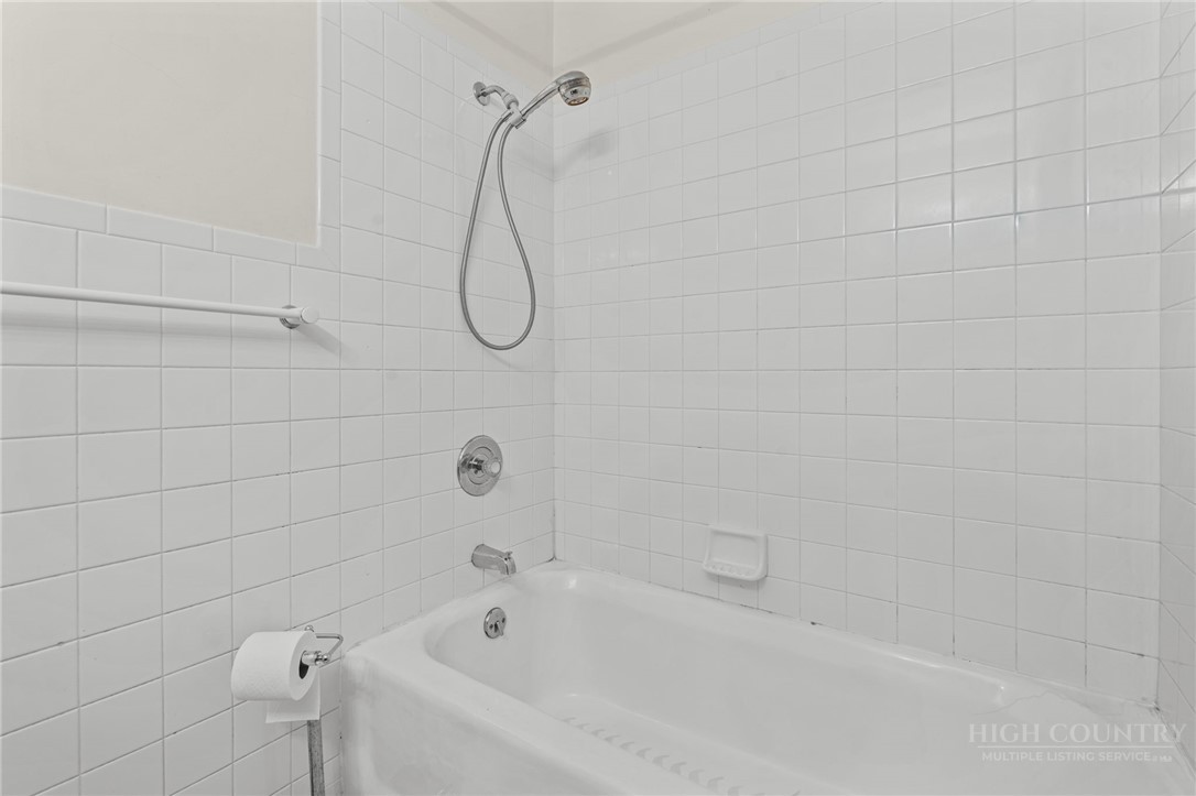 304 Evergreen. Lane Property Photo 12