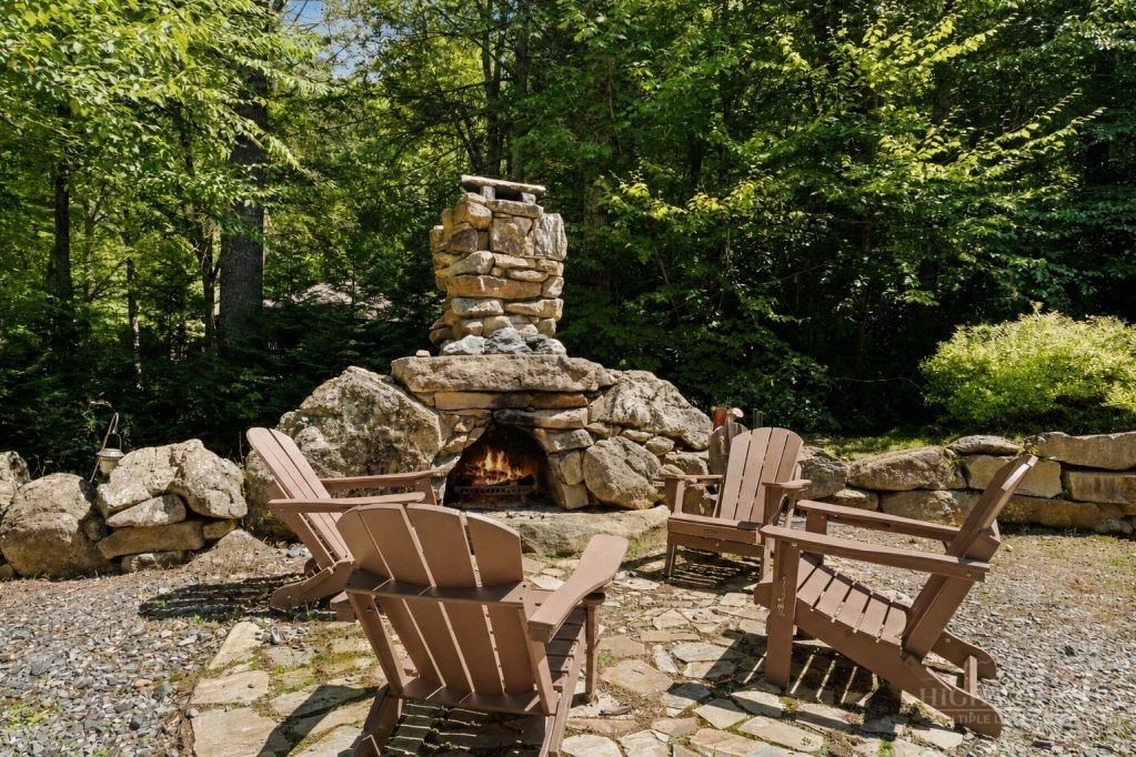 689 Sugar Mountain Drive Property Photo 2
