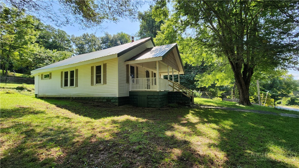 844 Connahetta Street Property Photo 1