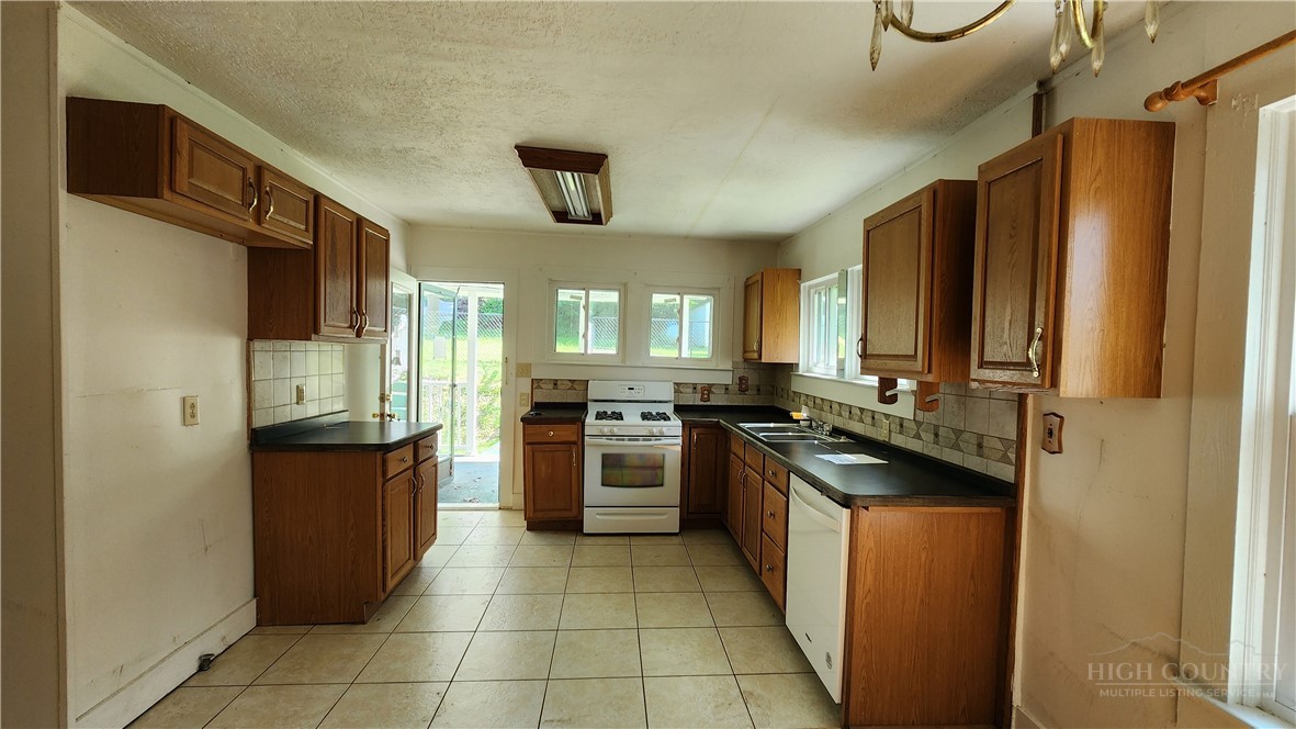 844 Connahetta Street Property Photo 3