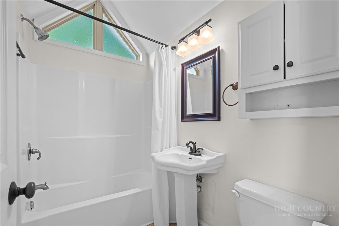 502 Queen Street Property Photo 34