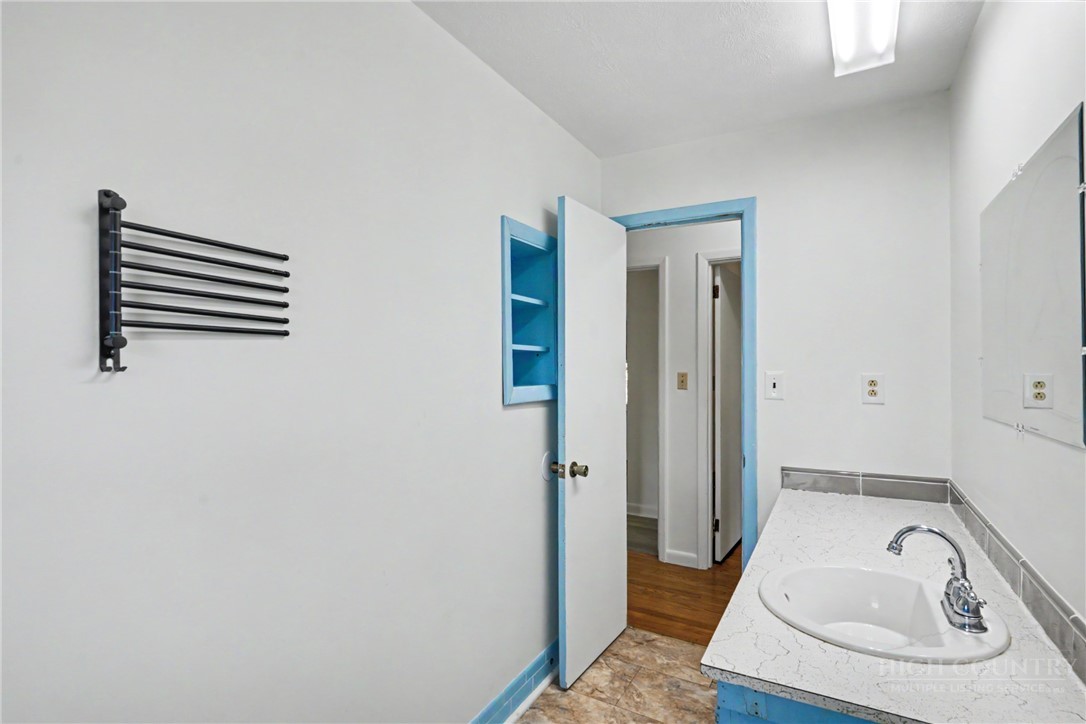 632 Queen Street Property Photo 18