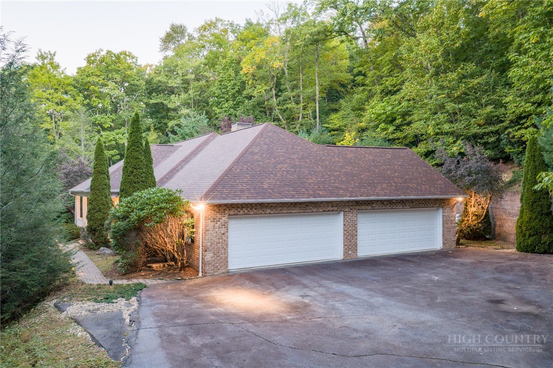 560 Greystone Drive Property Photo 3