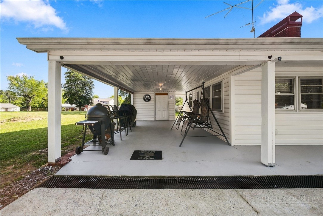 605 Lincoln Lane Property Photo 3
