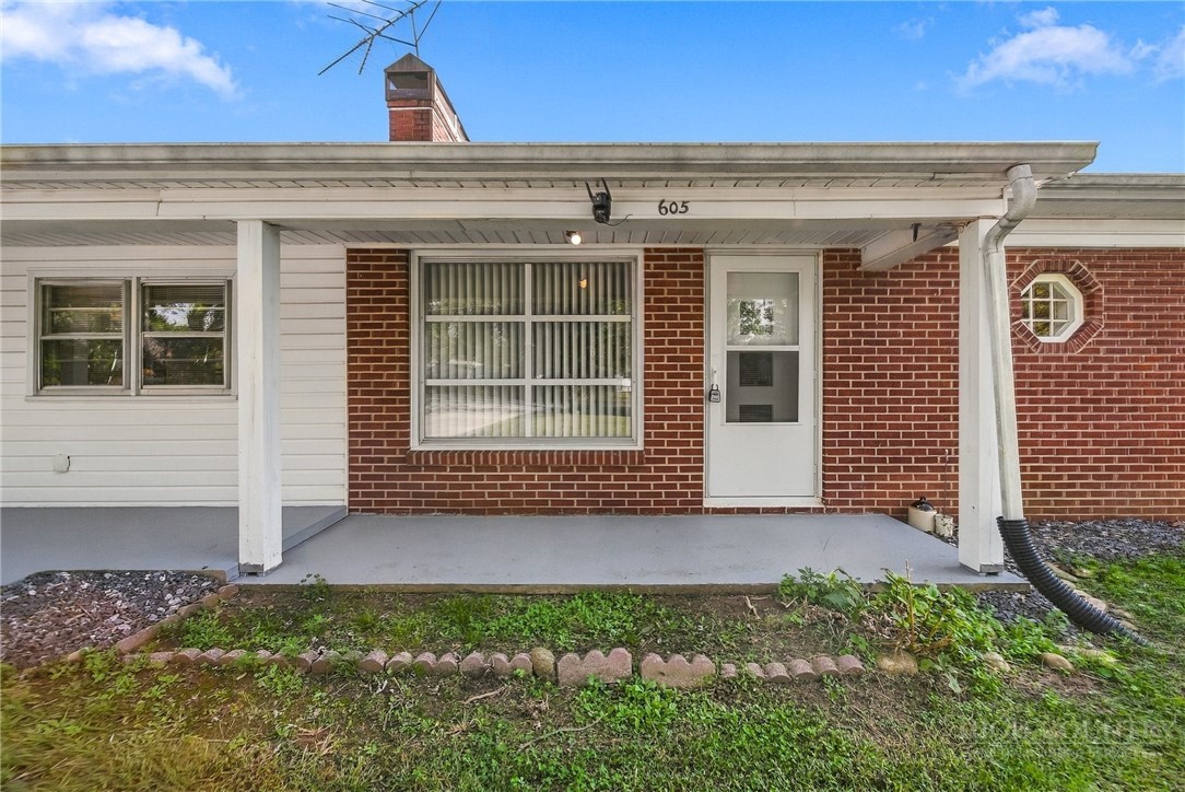 605 Lincoln Lane Property Photo 4