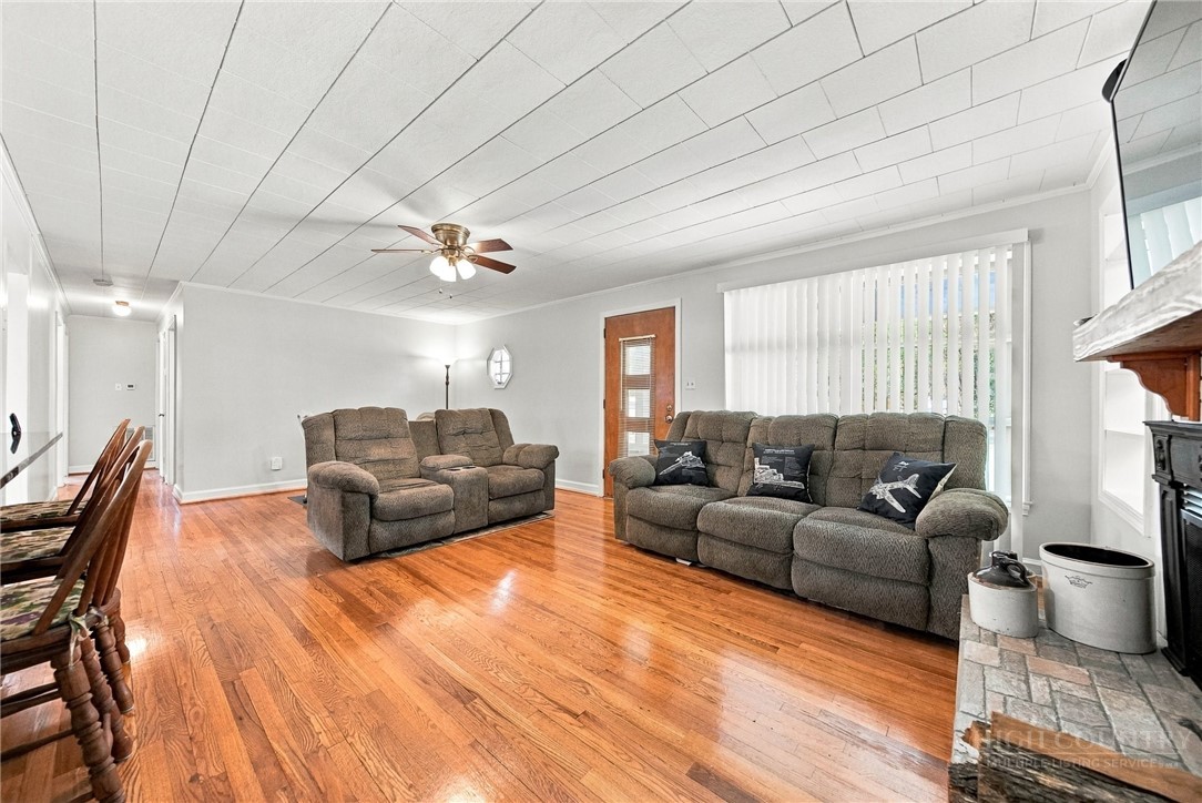 605 Lincoln Lane Property Photo 7