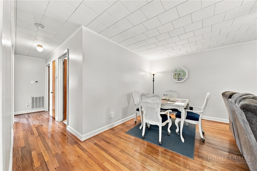 605 Lincoln Lane Property Photo 10