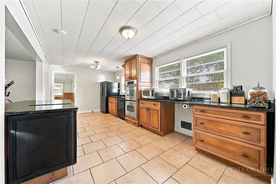 605 Lincoln Lane Property Photo 12