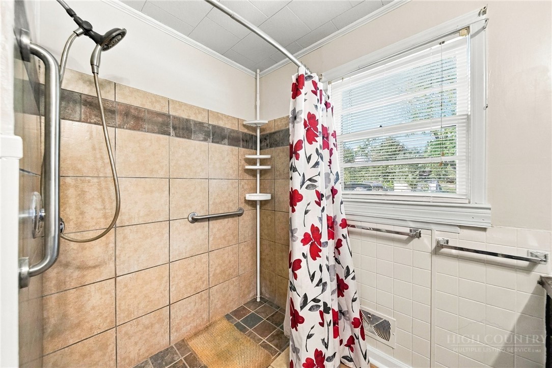 605 Lincoln Lane Property Photo 19