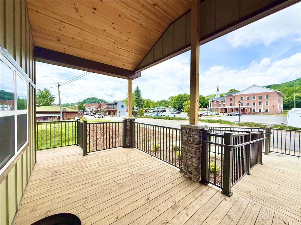 300 N Jefferson Avenue Property Photo 4
