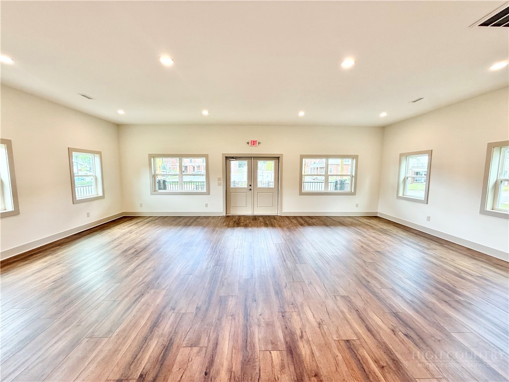 300 N Jefferson Avenue Property Photo 8