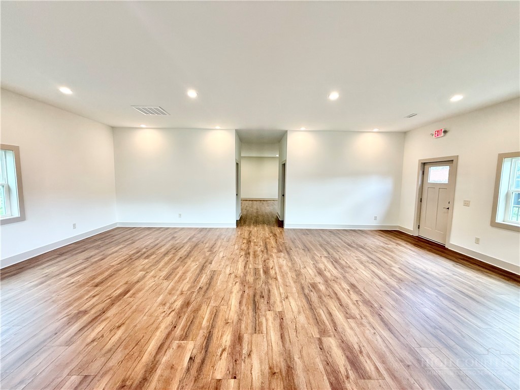 300 N Jefferson Avenue Property Photo 9