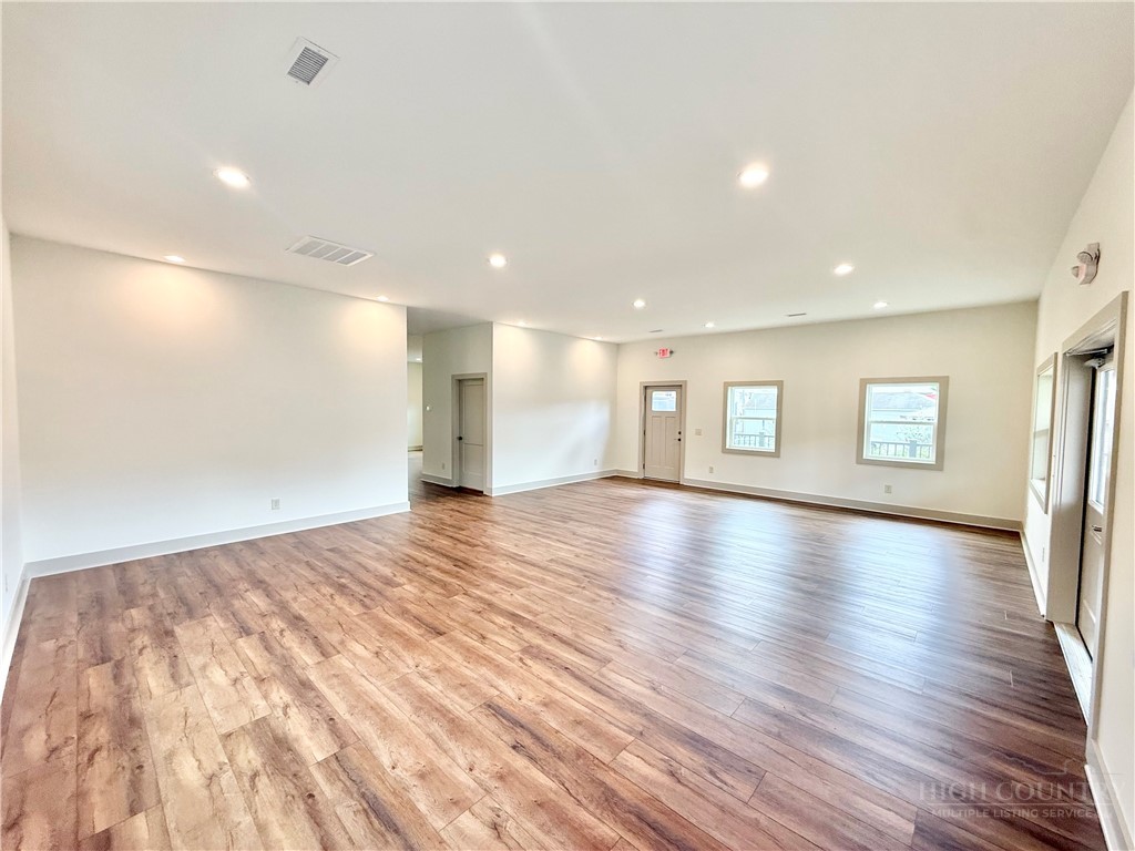 300 N Jefferson Avenue Property Photo 11