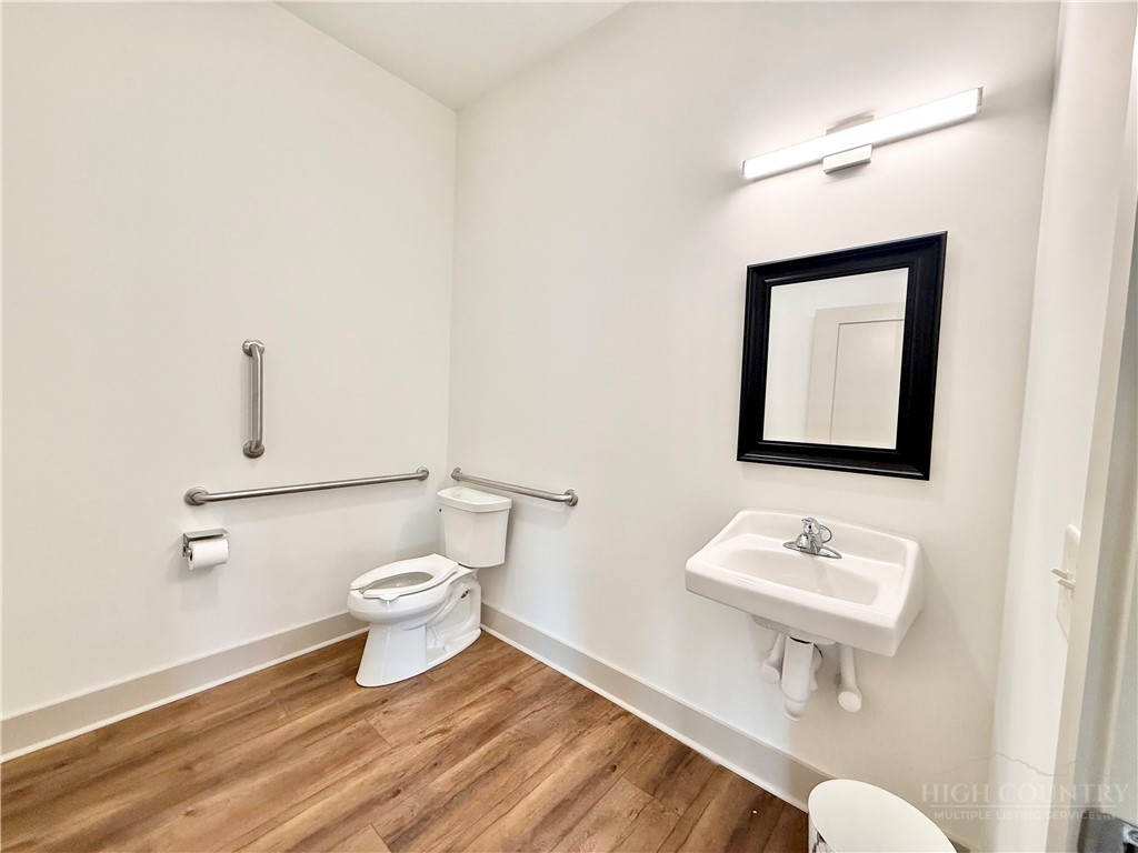 300 N Jefferson Avenue Property Photo 13