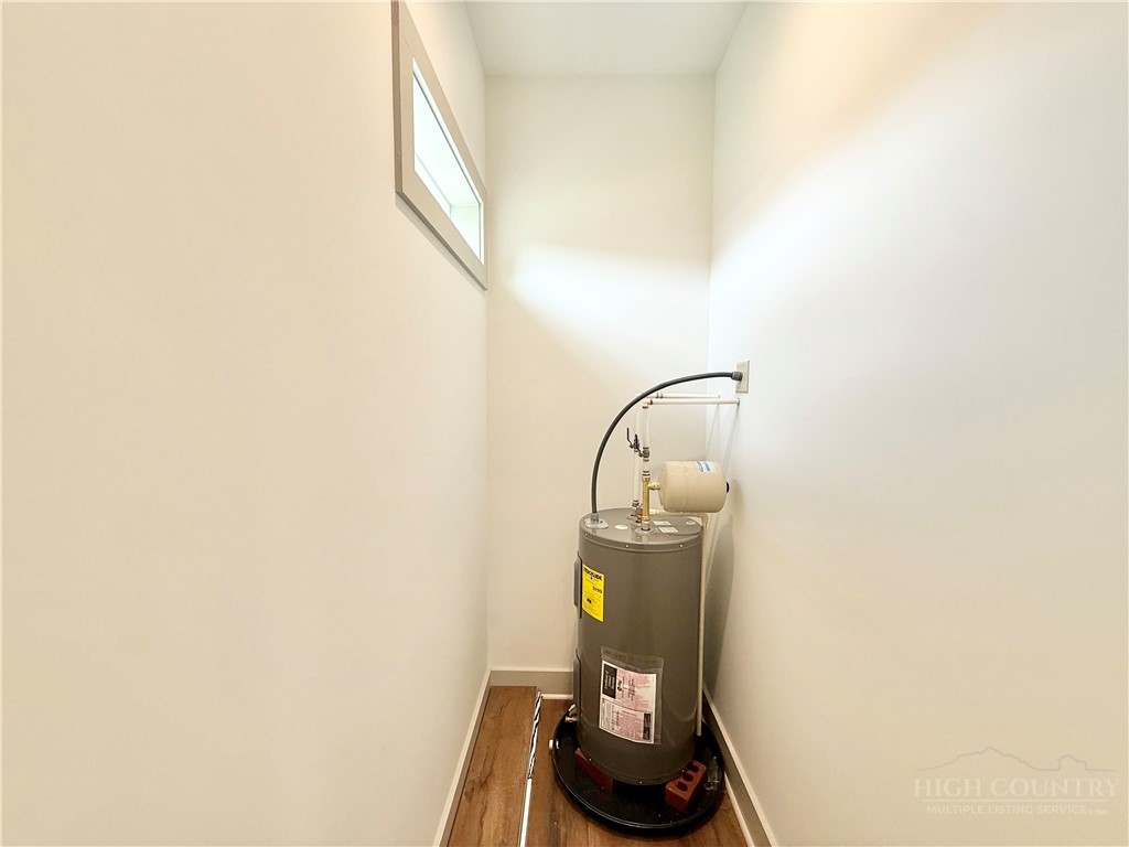 300 N Jefferson Avenue Property Photo 18