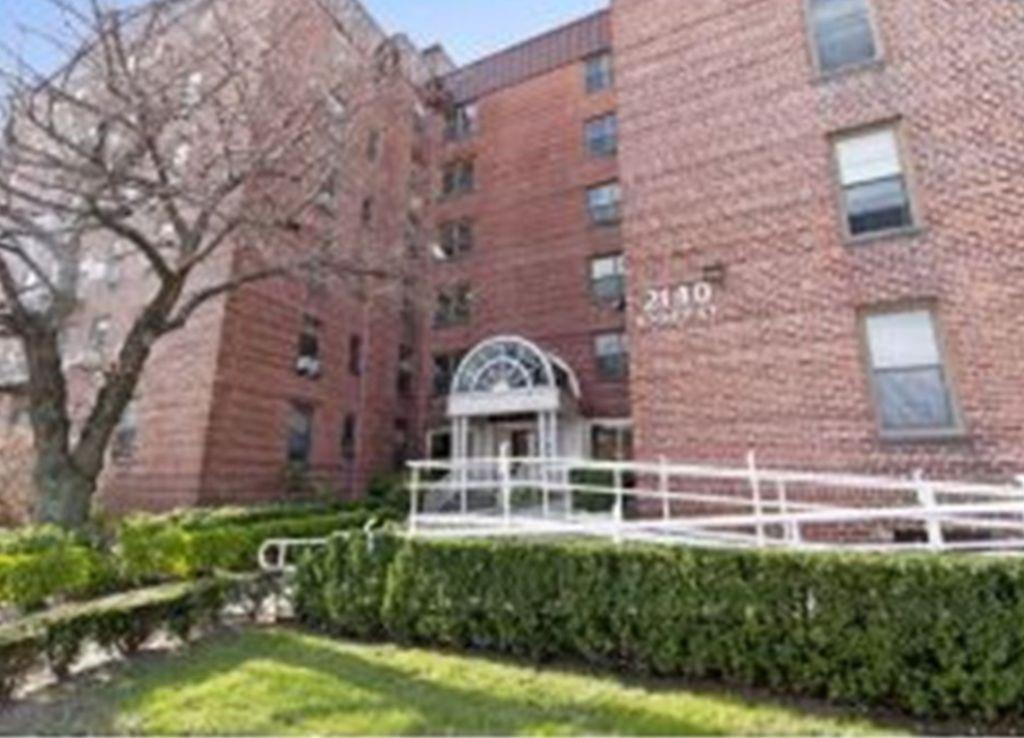 2140 Knapp Street 3E Property Photo 1
