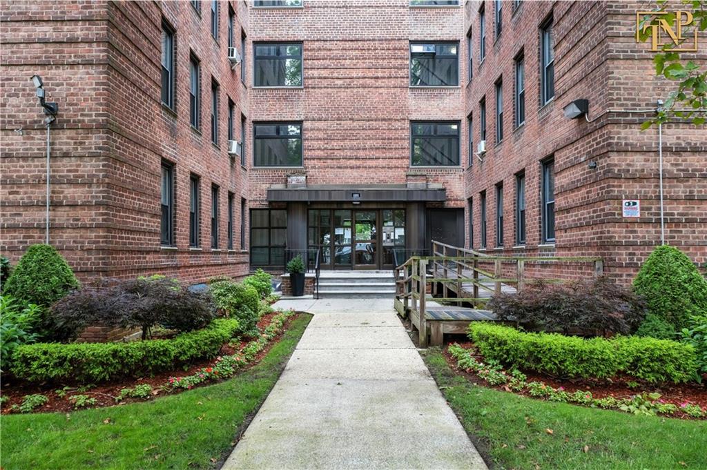 2251 Knapp Street 5a Property Photo 1