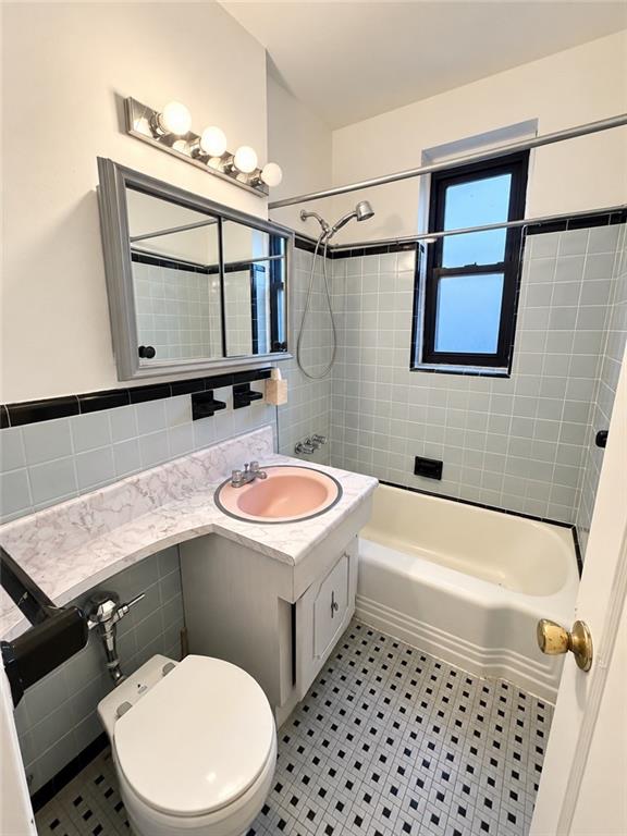 2251 Knapp Street 5a Property Photo 14
