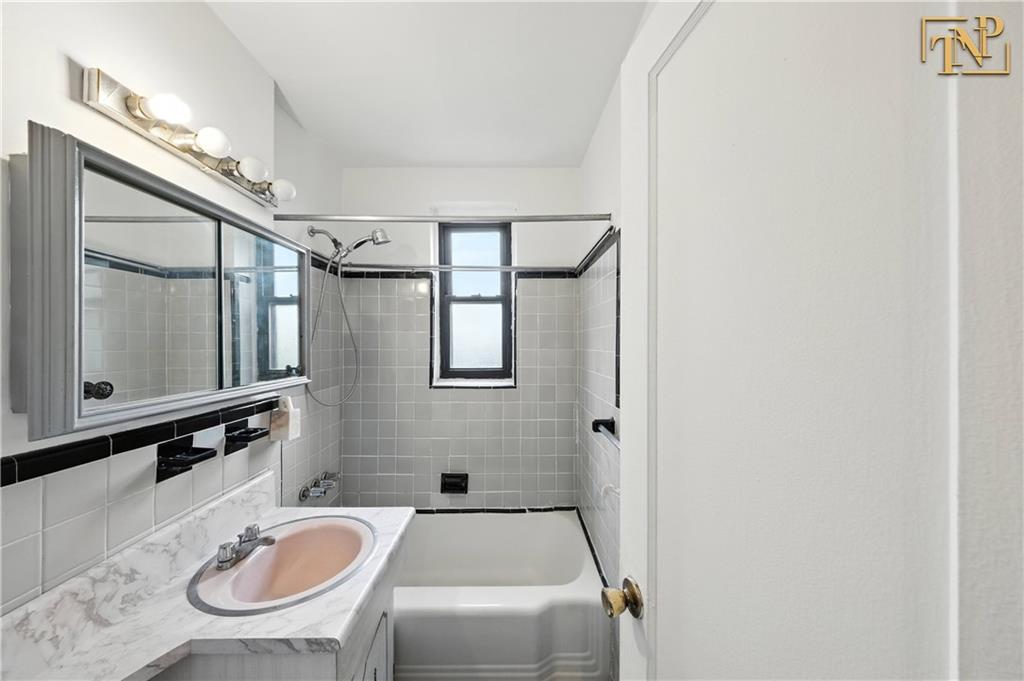 2251 Knapp Street 5a Property Photo 15