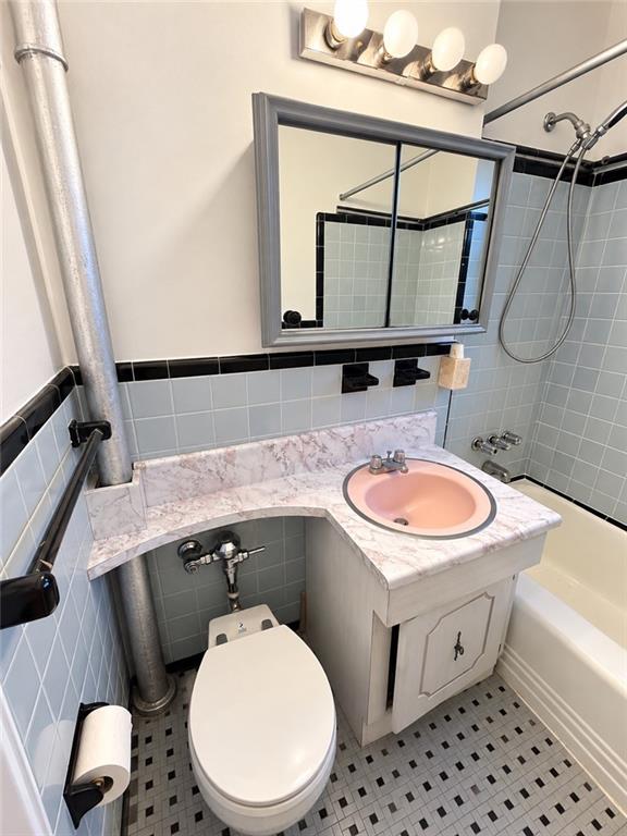 2251 Knapp Street 5a Property Photo 16