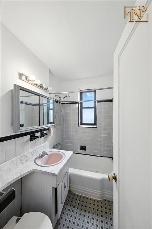 2251 Knapp Street 5a Property Photo 17