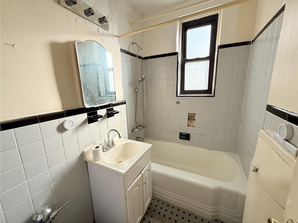 2251 Knapp Street 1a Property Photo 9