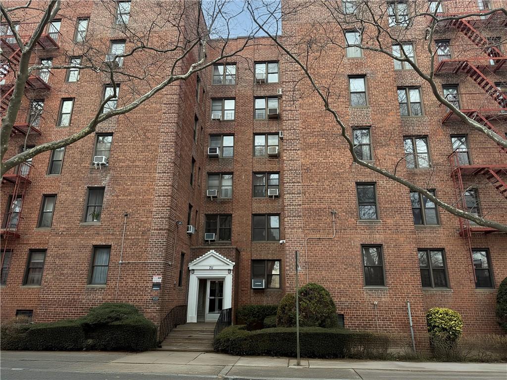 711 Montauk Court 2E Property Photo 1