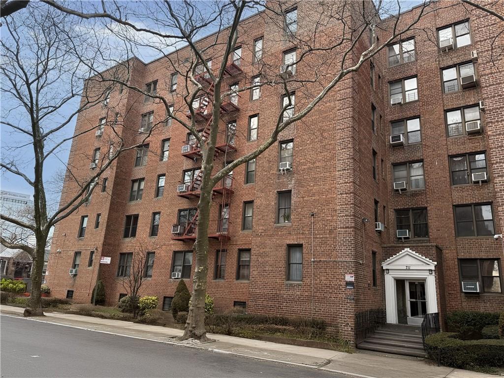 711 Montauk Court 2e Property Photo 2
